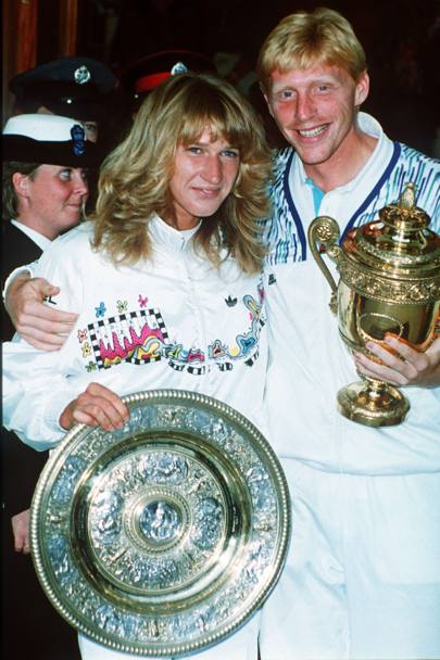 Anche Steffi Graf, nel 1989, conquista Wimbledon battendo Martina Navratilova in finale con il punteggio di 6-2, 6-7, 6-1. La fuoriclasse tedesca si aggiudicher in carriera ben sette titoli del prestigiosissimo torneo. (Ap)